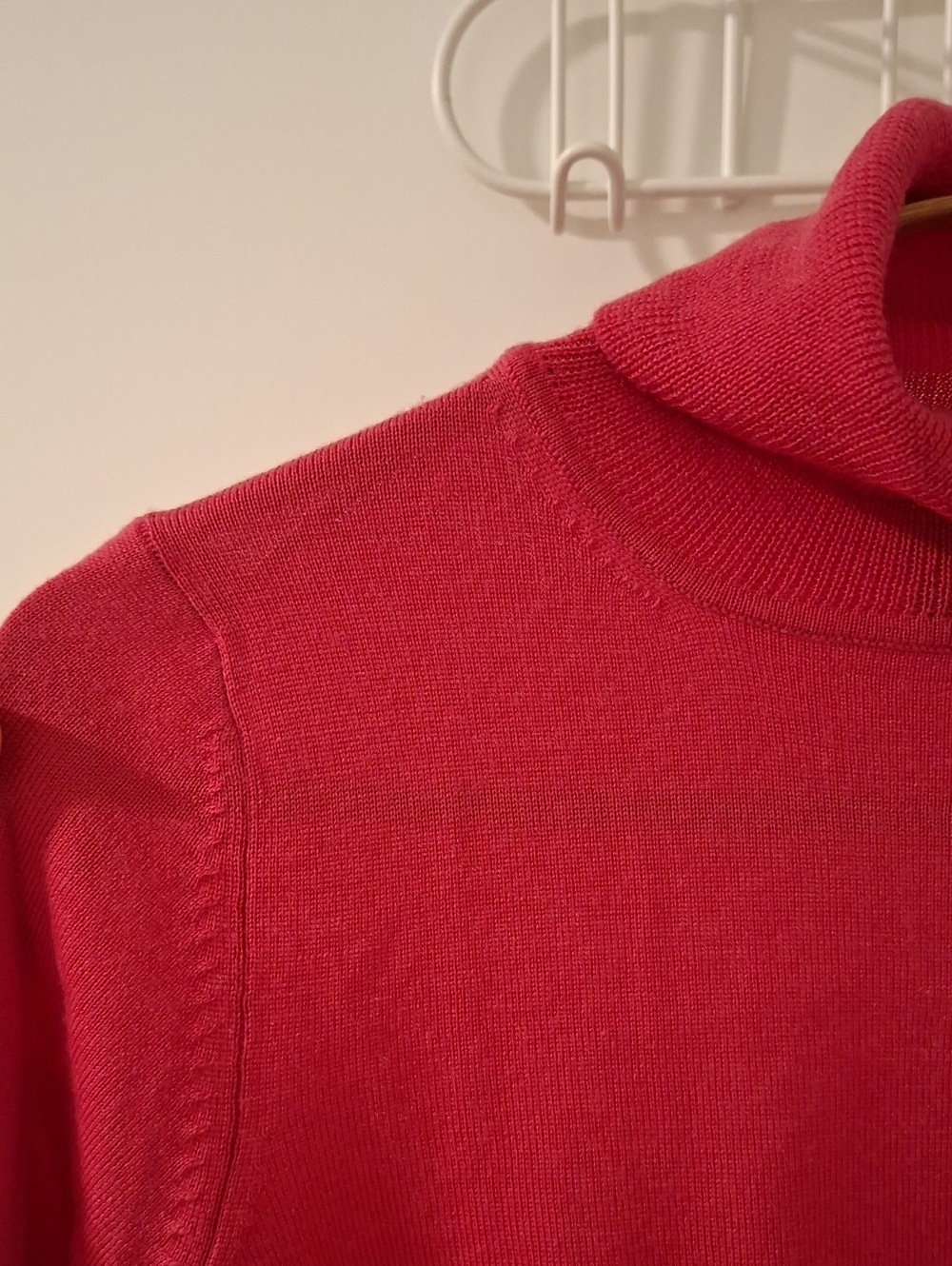Club Monaco Fuchsia/Hot Pink 100% Merino Wool Classic Feminine Turtleneck (S) - Picture 3 of 7